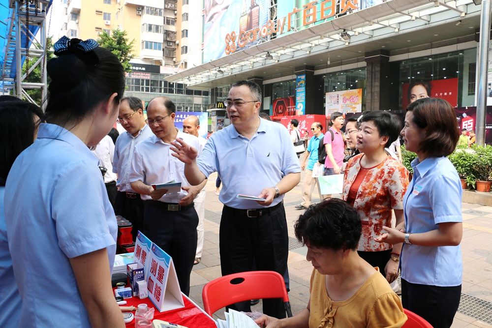 市委宣传部常务副部长,市文明办主任冯建标(中)参观广州医药健民连锁